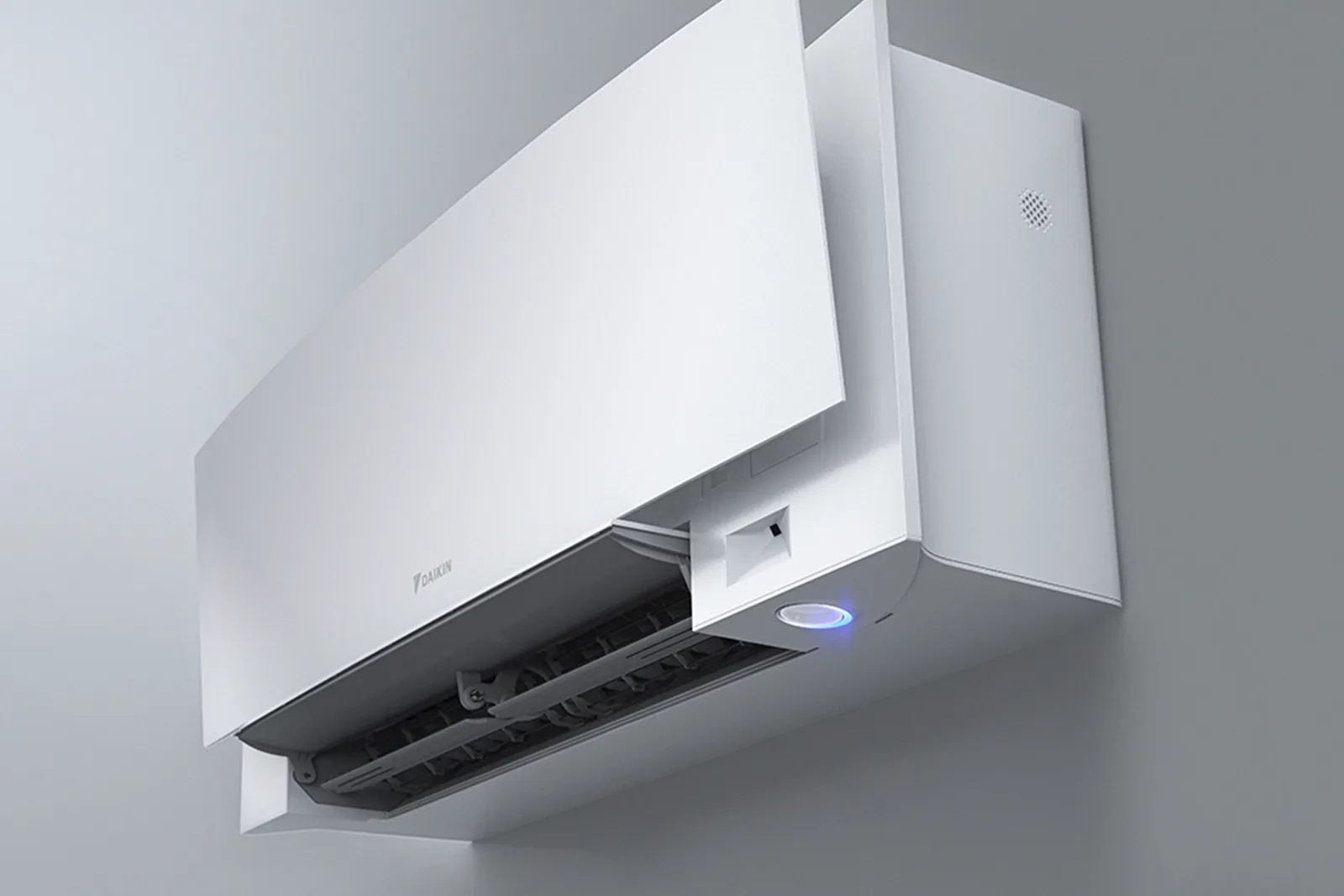 Daikin Emura i hvit med panelet hevet, som viser luftlamellene og den intelligente øye-sensoren