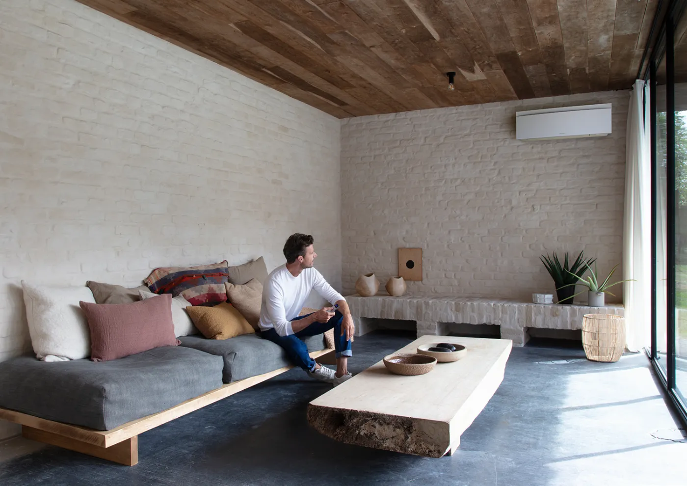 Daikin Emura i matt hvit i en lys, minimalistisk stue