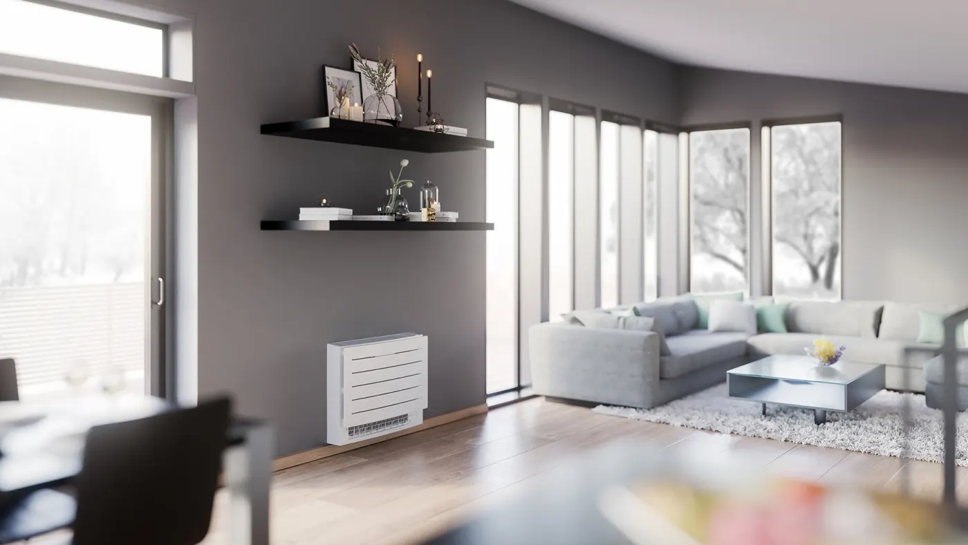 Daikin gulvmodell lavt på veggen ved en balkongdør i en grå stue