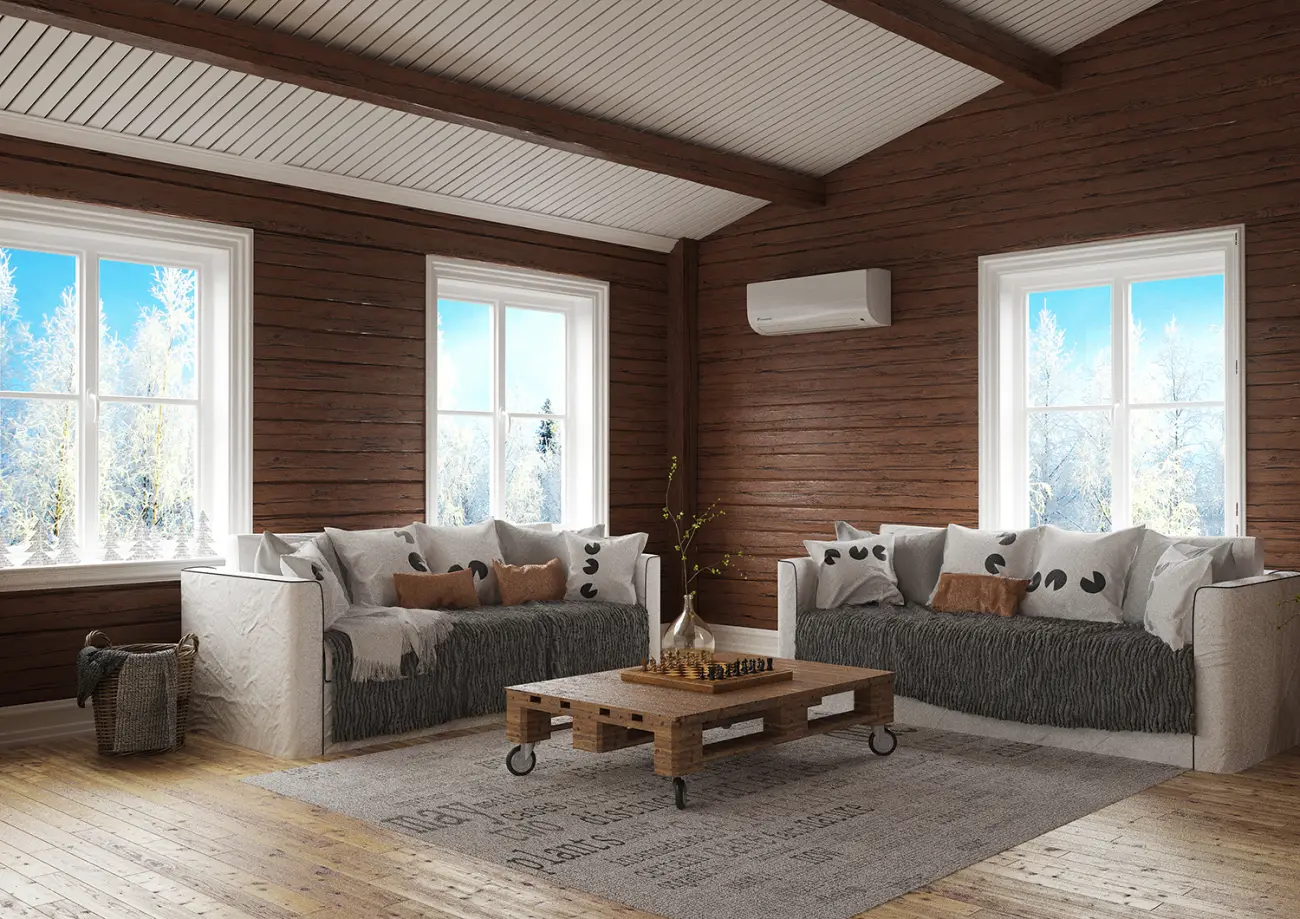 Daikin Moskus på tømmervegg i en norsk hytte med snø utenfor vinduene